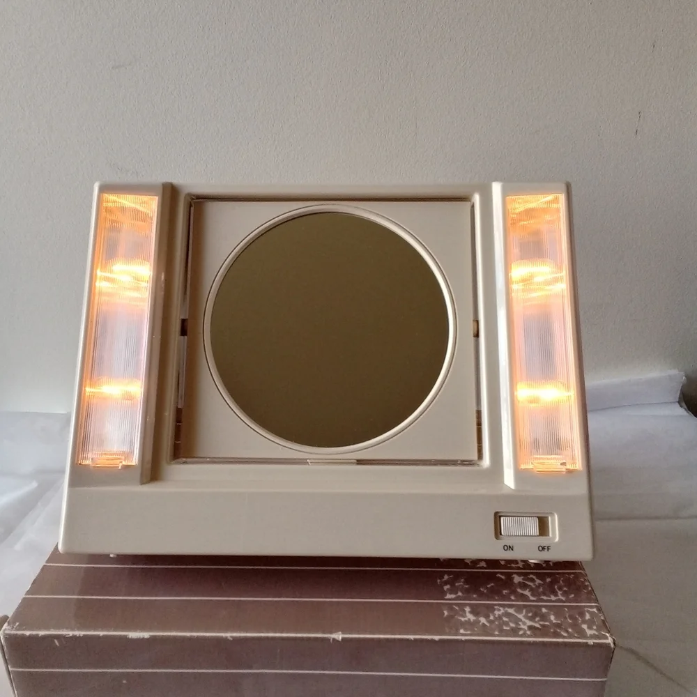 Avon Reflections of Beauty Vintage 2 Sided Magnifying Make-Up Mirror NOS